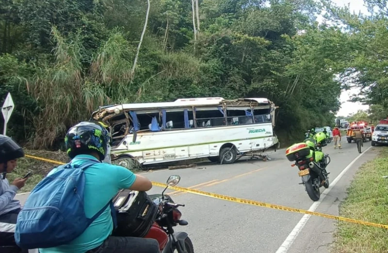 Tragedia en la vía Oiba – Socorro: reportan al menos un muerto y 10 heridos en accidente