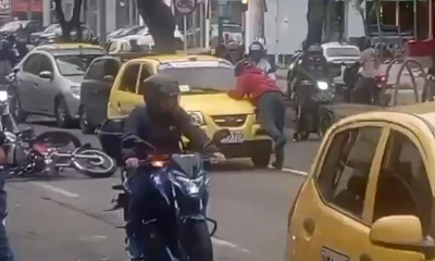 ¡De accidente a caos! Taxista arrolla a motociclistas para huir en Bucaramanga
