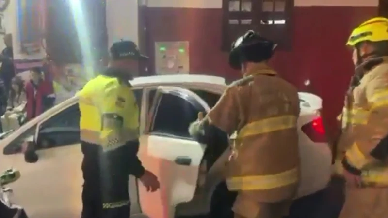 Rescatan a bebé abandonada en un carro: sus padres estaban comprando licor