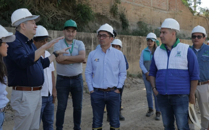La CDMB construyó un muro que cambiará la historia de 15 mil personas que viven en la margen del Río de Oro