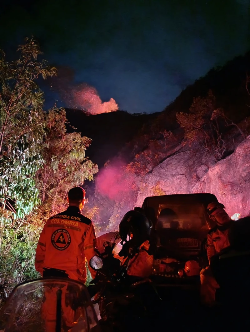Bomberos y Defensa Civil lucharon toda la noche contra incendio forestal en Piedecuesta