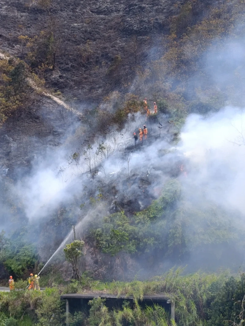Bomberos y Defensa Civil lucharon toda la noche contra incendio forestal en Piedecuesta