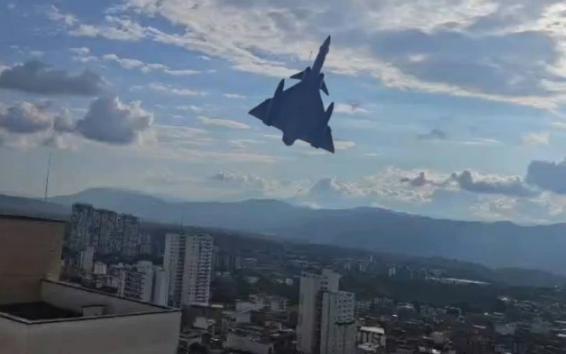 Avión de combate sobrevoló Bucaramanga y generó sosobra