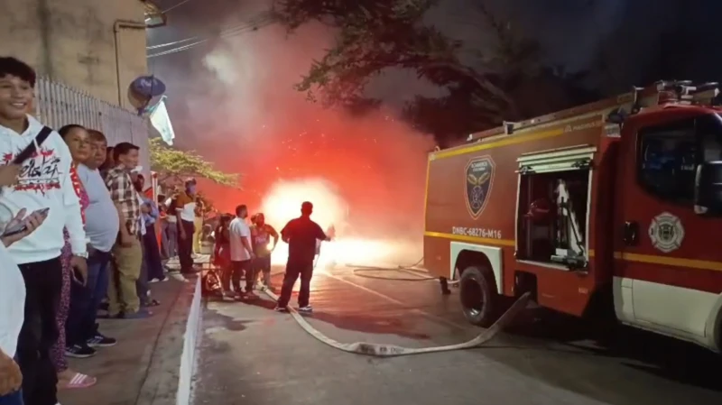 Incendio destruyó por completo taller mecánico en Floridablanca