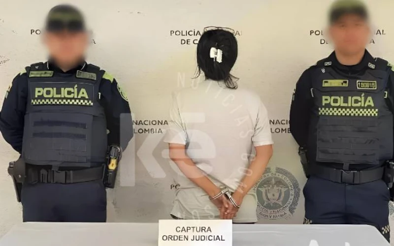 Apuñaló a su amiga porque pensó que estaba saliendo con su marido