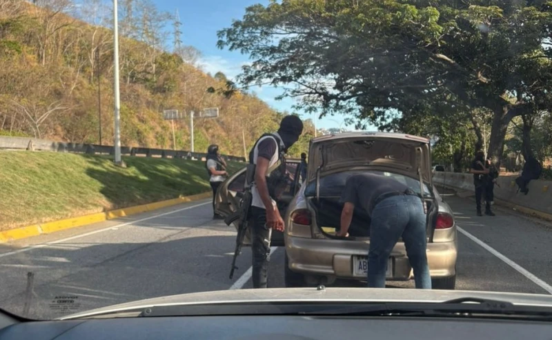 Colectivos hacen retenes y revisan celulares para ver quienes celebran la 'libertad'