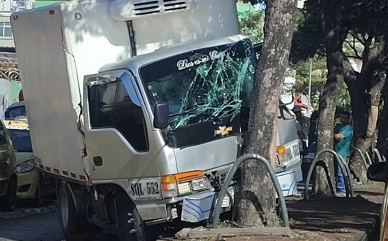 Accidente de camión deja un conductor herido en el centro de Bucaramanga