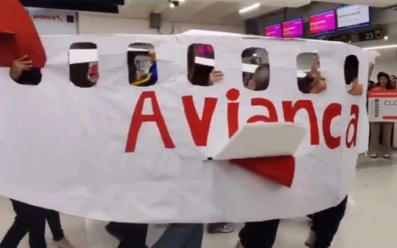 ¡Sirvió el agüero! Salieron a dar la vuelta en año nuevo con avión de cartón y se les cumplió el sueño