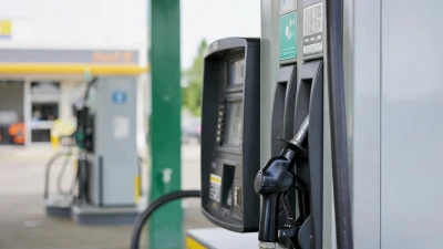 Gobierno confirma cuánto le bajará a la gasolina en febrero