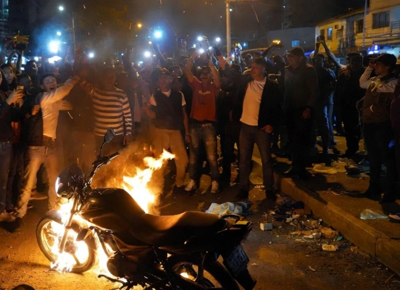 Comunidad atendió a un bandido y le prendió fuego a la moto que usaba