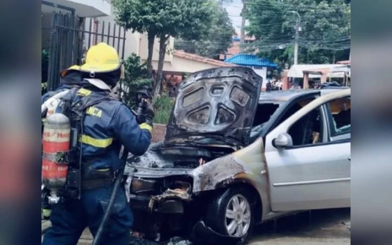Bomberos de Floridablanca controlan incendio de un carro en un conjunto residencial