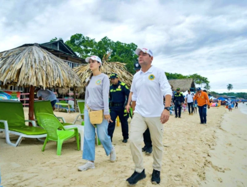 ¡Abusivos! Comerciantes de Cartagena le revisan bolsos a los turistas para quitarles la comida