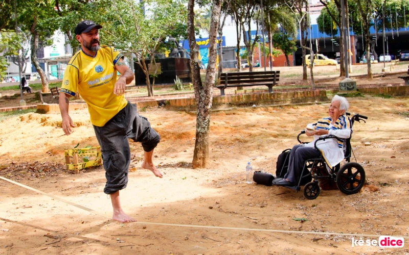En la cuerda floja y de la mano de mamá: la rutina de Ludwing Rincón