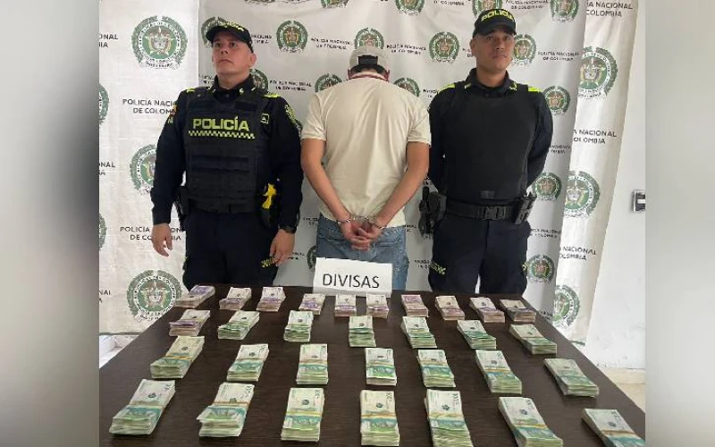 Llevaba $255 millones escondidos y quiso sobornar a la Policía, en Santander