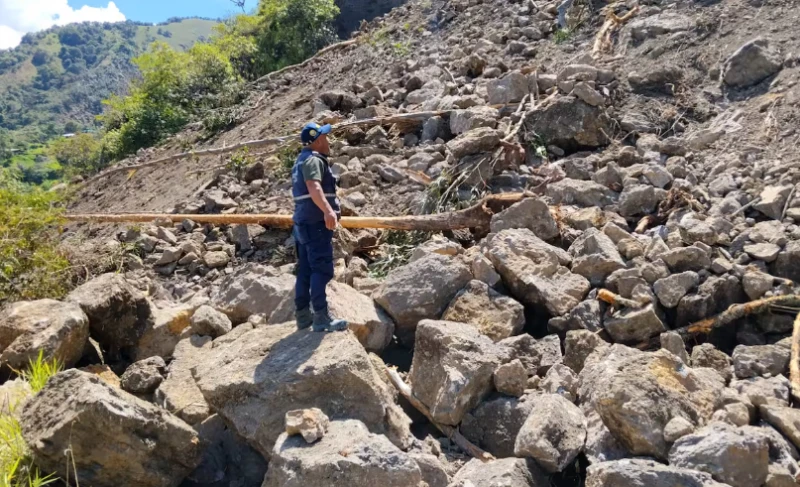 Lluvias atípicas provocan bloqueos viales y alertas por deslizamientos en Santander