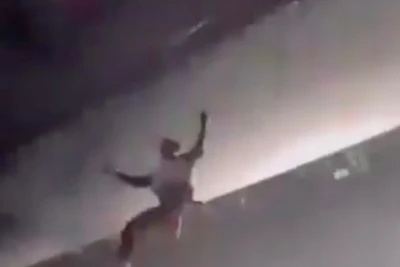 Del escenario al suelo: la impactante caída que paralizó un concierto en Madrid