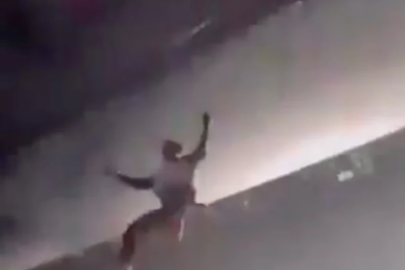 Del escenario al suelo: la impactante caída que paralizó un concierto en Madrid