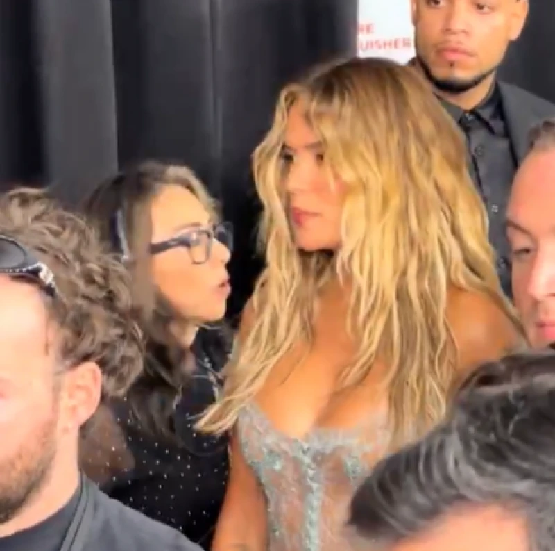 Frialdad total: Karol G y Feid se ignoran en los Grammy