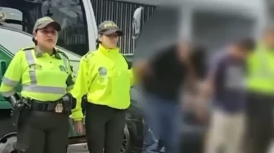 Conductor recogió a una linda mujer en la vía: lo secuestraron y lo asaltaron