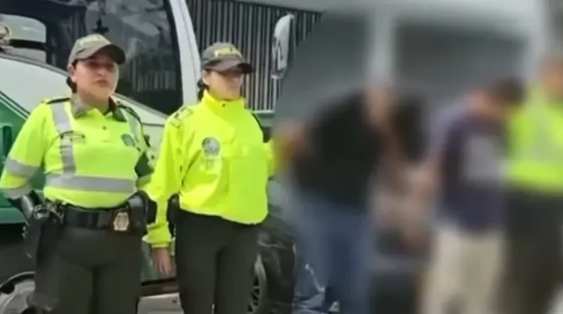 Conductor recogió a una linda mujer en la vía: lo secuestraron y lo asaltaron