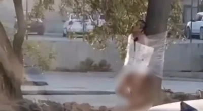 Hombre fue hallado desnudo y emplayado a un árbol en Tijuana con un mensaje que decía “Por infiel”