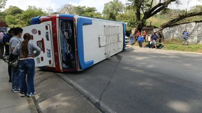 Bus de la Flota Cáchira se volcó en el norte de Bucaramanga: dos heridos