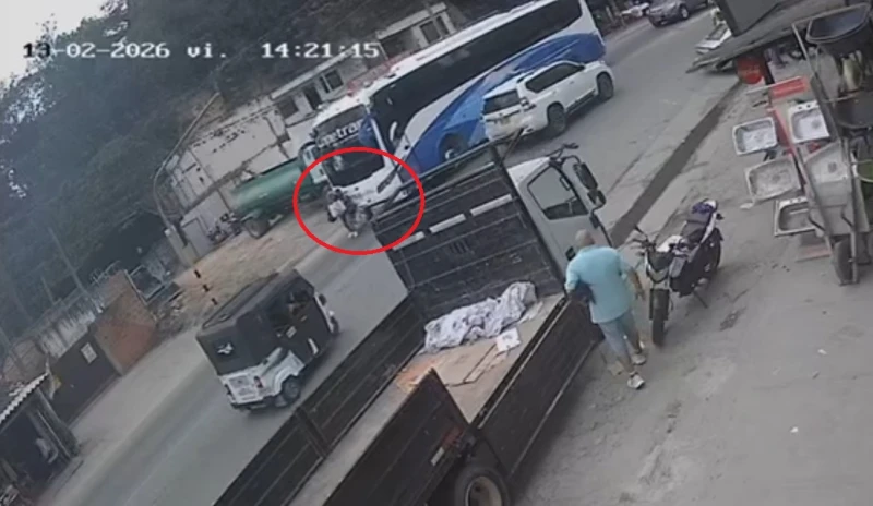 Video: Mujer casi muere arrollada por un bus de Copetran en Lebrija