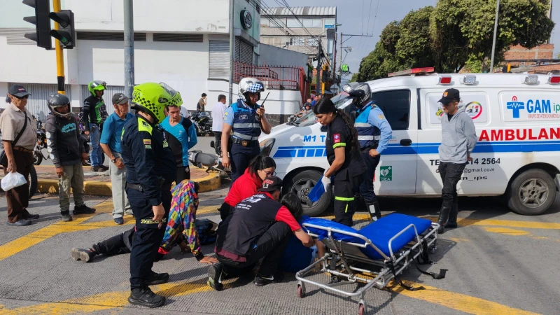 Choque entre un taxi y una moto dejó dos heridos en el Centro de Bucaramanga
