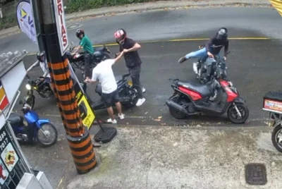 Video: Motociclista fue asaltado por manada de delincuentes en Floridablanca