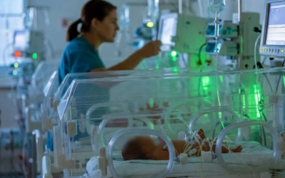 Bebé lucha por su vida tras ser abandonado en un techo dentro de una bolsa