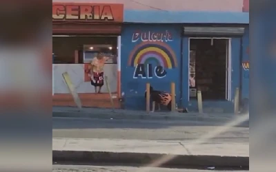 Video: Abuelita espantó a un 'therian' lanzándole agua