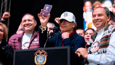 Petro presentó el nuevo pasaporte colombiano que regirá desde abril de 2026