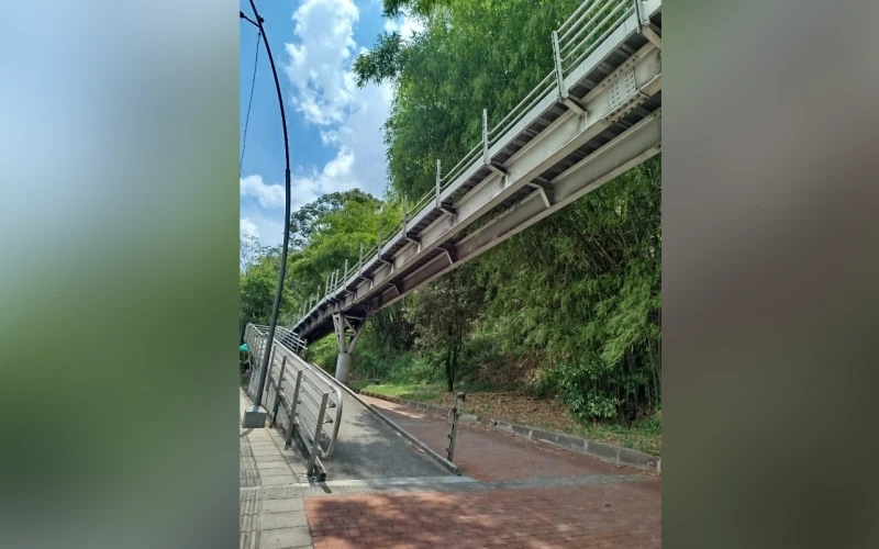 Sin barandas y con alto riesgo: denuncian vandalismo en puente peatonal de Comfenalco en Piedecuesta