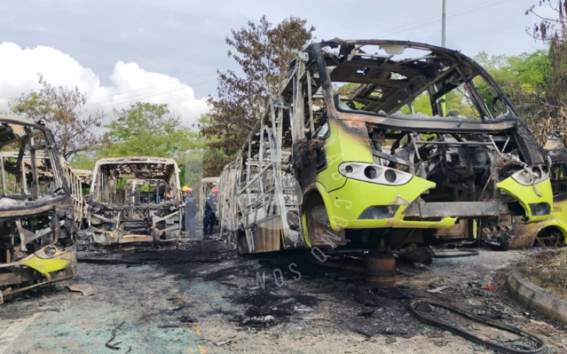 Más de 20 buses afectados por el incendio en la Estación de Metrolínea en Girón