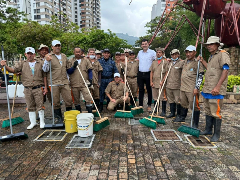 Internos de la cárcel Modelo limpiaron la Plazoleta de Neomundo