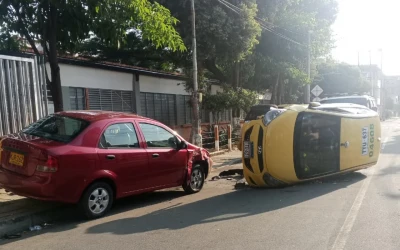 Taxi chocó dos carros parqueados y quedó volcado frente a iglesia de Santa Cruz