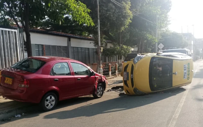 Taxi chocó dos carros parqueados y quedó volcado frente a iglesia de Santa Cruz