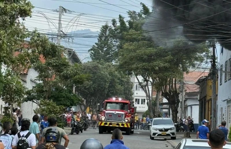 Bomberos controlaron fuerte incendio en una casa del barrio Girardot de Bucaramanga