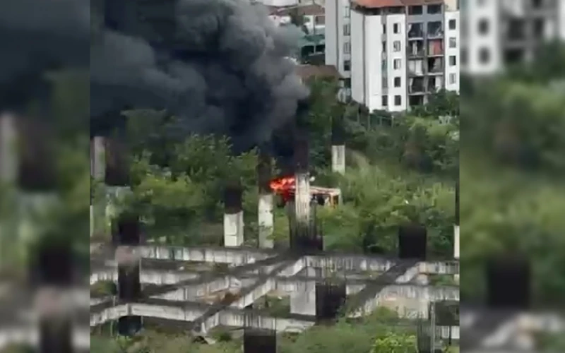 Incendio se desató en portal abandonado de Metrolínea, en Floridablanca