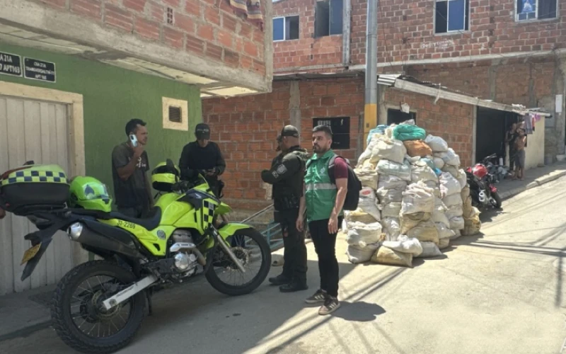 Comienzan a sancionar a quienes arrojan muebles y escombros en la vía pública, en Bucaramanga