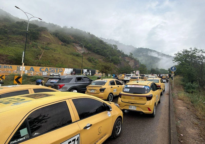 Taxistas protestaron en vía al aeropuerto Palonegro pidiendo garantías para trabajar