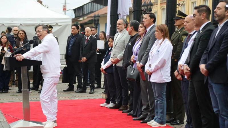 Más de $4 mil millones circulaban en barrios y veredas para comprar al pobre: Petro