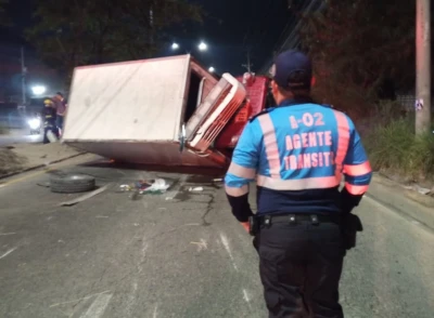 Tres lesionados dejó volcamiento de una turbo en el anillo vial entre Girón y Floridablanca