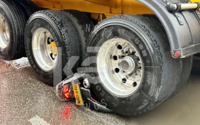 Motociclista se salvó de quedar debajo de un camión tras chocar con un carro en Girón
