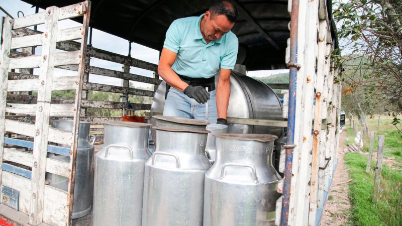 Tras decición de dejar de producir Lechesan y Algarra, Gobierno prepara plan de choque