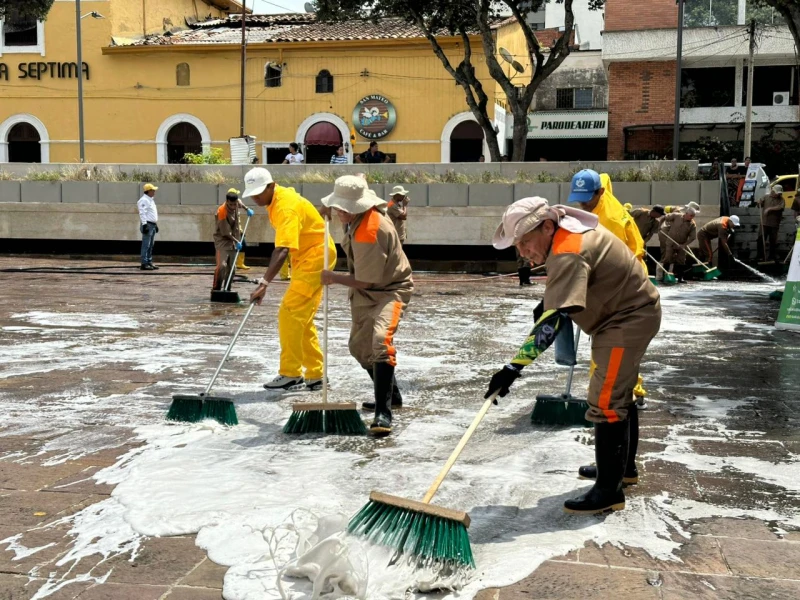 Reclusos de las cárceles de Bucaramanga limpiaron y renovaron la Plaza Cívica Luis Carlos Galán
