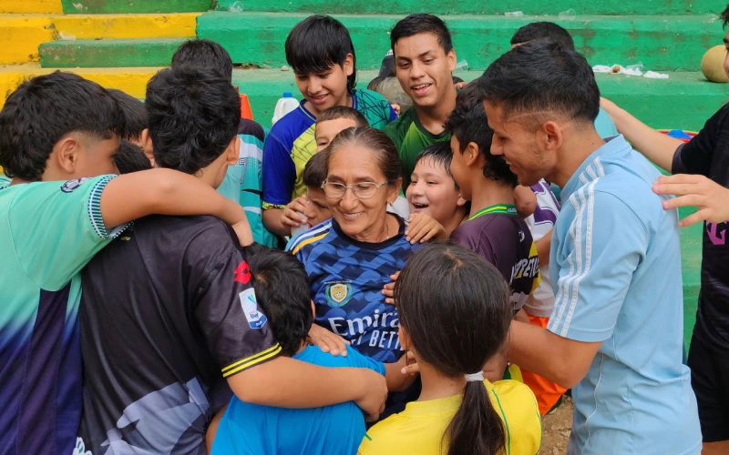 Mamá Dioselina: la mujer que le gana a la vida con amor y fútbol en Bucaramanga