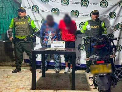 Capturaron a una pareja que iba en una moto cargada con narcóticos, en Santander