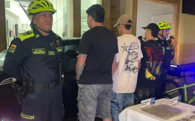 Persecución en pleno bulevar termina con tres hombres detenidos y droga incautada