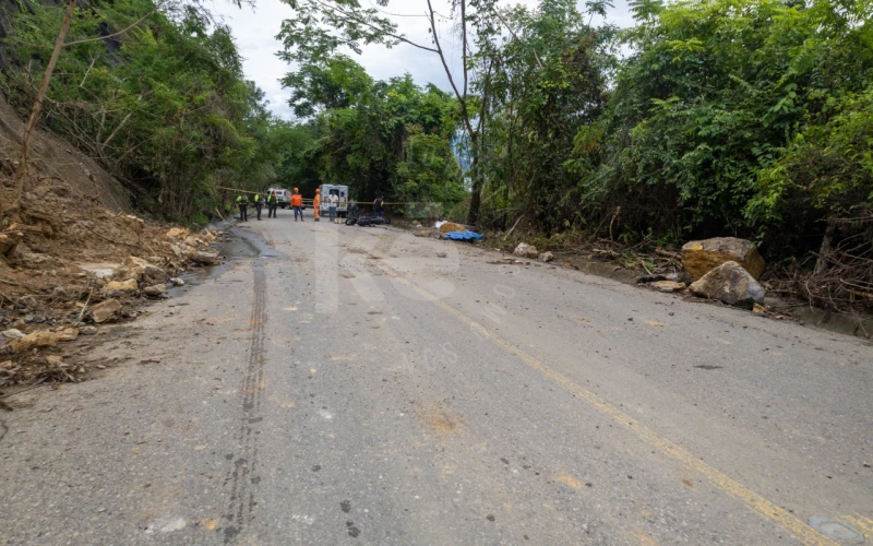 Identifican a motociclista fallecido tras desprendimiento de roca en la vía San Vicente